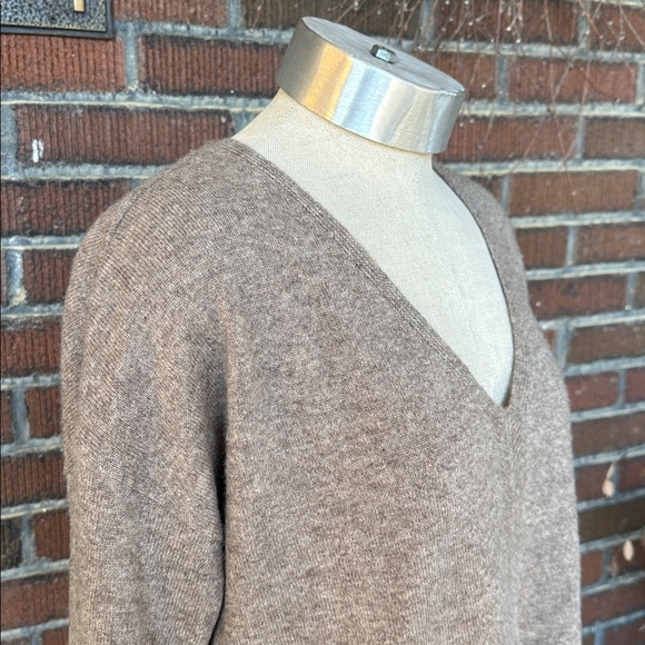 Nicole Miller mocha brown cashmere V neck sweater/quiet luxury. Size Medium - Picture 6 of 8